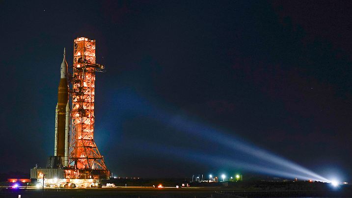 ARCHIV - 04.11.2022, USA, Cape Canaveral: Die NASA-Mondrakete verlässt das Montagezentrum in Richtung Startrampe Pad 39B im Kennedy Space Center. Wegen eines weiteren herannahenden Sturmes hat die US-Raumfahrtbehörde Nasa den geplanten Teststart für ihre krisengeplagte Mondmission «Artemis 1» erneut verschoben. (zu dpa "Wegen neuem Sturm: Teststart für Nasa-Mondmission wieder verschoben") Foto: John Raoux/AP/dpa +++ dpa-Bildfunk +++
