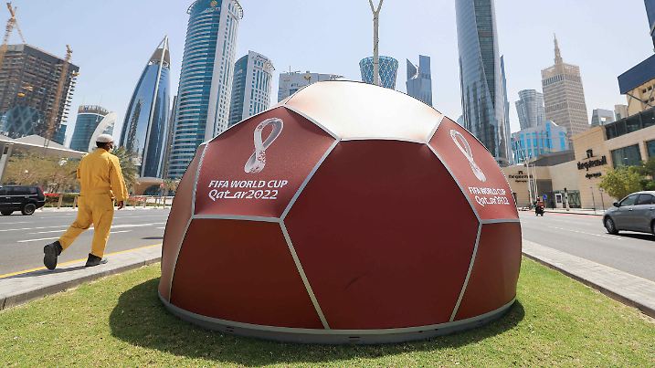 29.03.2022, Katar, Doha: Ein Werbedisplay für den «FIFA World Cup Qatar 2022» steht auf einem Grünstreifen zwischen Fahrbahnen im Stadtteil West Bay vor dem Doha Exhibition & Convention Center (DECC). (zu dpa: «Britische Fußballfans mit Stadionverboten müssen Pässe vor WM abgeben») Foto: Christian Charisius/dpa +++ dpa-Bildfunk +++