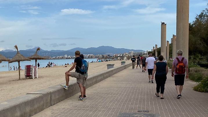 PRODUKTION - 06.10.2022, Spanien, Mallorca: Mallorcas Strände sind nicht immer überfüllt. Im Herbst geht es sogar am berühmt-berüchtigten Ballermann gemächlich zu. Vor allem, wenn die Sonne mal nicht scheint. Dann zieht es viele Touristen in die Innenstadt der Mallorca-Hauptstadt Palma - Aktion Wolke nennen die Inselbewohner das. (zu dpa "Klimawandel: Mallorcas Massentourismus soll grün werden") Foto: Jan-Uwe Ronneburger/dpa +++ dpa-Bildfunk +++