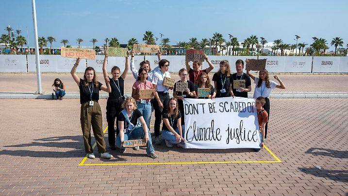 15.11.2022, Ägypten, Scharm El Scheich: Auf dem offiziellen Gelände für Protestaktionen in der sogenannten Green Zone vom UN-Klimagipfel COP27 demonstrieren Klimaaktivisten der Fridays for Future Bewegung gegen die Auflagen vom Gastgeberland Ägypten für Proteste rund um den Klimagipfel. Links steht Luisa Neubauer, Klimaaktivistin der Fridays for Future Bewegung. Foto: Christophe Gateau/dpa +++ dpa-Bildfunk +++