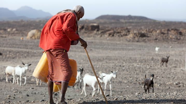 Ein alter Mann ist mit Kanistern auf dem Weg zur Wasserverteilung durch die Hilfsorganisation Islamic Relief im Dorf Guyan (Semera, Afar Region, Aethiopien, Foto vom 15.05.2012). Der Weltklimagipfel COP27 tagt von 6.-18. November in Aegypten und wird ueber den Umgang mit dem Klimawandel beraten. Der Gastgeber praesentiert die UN-Klimakonferenz als afrikanischen Gipfel. Im Mittelpunkt steht eine Gerechtigkeitsfrage: Wer traegt die Kosten fuer klimabedingte Schaeden und Verluste? (Siehe epd-Meldungen vom 04.11.2022)