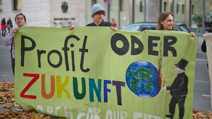 Aktive der Umweltbewegung Fridays for Future protestieren vor dem Auswaertigen Amt in Berlin kurz vor Beginn der Weltklimakonferenz COP27 in Aegypten (Foto vom 03.11.2022). Die Protestierenden hielten Transparente mit der Aufschrift „Profit oder Zukunft“ und „Solidarity with MAPA“ (Most Affected People and Areas)“ (dt. Solidaritaet mit den Menschen und Gebieten, die am meissten vom Klimawandel betroffen sind) und forderten von Aussenministerin Annalena Baerbock, Deutschlands historische und internationale Verantwortung auf der Klimakonferenz wahrzunehmen. (Siehe epd-Meldungen vom 03.11.2022)