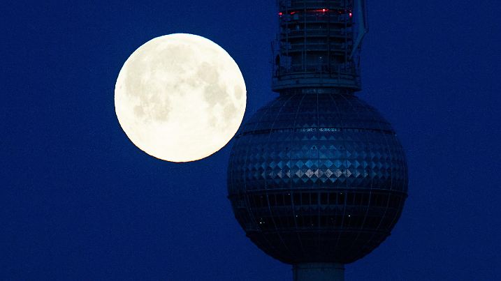 27.04.2021, Berlin: Ein sogenannter Supermond steht hinter dem Fernsehturm. Ein Supermond entsteht, wenn der Mond bei Vollmond der Erde besonders nahe ist. Foto: Christophe Gateau/dpa +++ dpa-Bildfunk +++