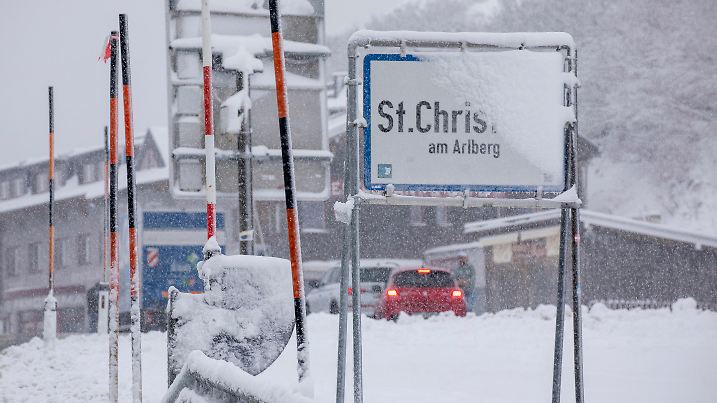 ID 706
Und plötzlich ist Winter! Ein markanter Wettersturz gab es die letzten 48 Stunden in den Alpen. Vom schönen Herbstwetter mit warmen Temperaturen wurde es innerhalb von zwei Tagen winterlich. Betroffen sind die Alpen in einem breiten Streifen von Tirol bis zum Arlberg oberhalb von 1100 Metern. Seit der zweiten Nachthälfte schneit es in St. Christof am Arlberg ununterbrochen. Ca. 25-30 cm Neuschnee ist gefallen. Der Winterdienst im Einsatz (on tape). Bauarbeiter müssen ihre Arbeiten unterbrechen, der Schnee behindert den Fortschritt der Arbeiten am heutigen Freitag. Eine Mitarbeiterin aus Westösterreich wurde ebenfalls eiskalt überrascht: Ich komme aus Westösterreich da war es gestern noch warm und heute plötzlich Schnee. Ich habe noch Herbstkleidung an mir. Für Einheimische ist es der zweite Schnee im Oktober und wird nur ein Intermezzo sein. Schon morgen wird der Schnee wieder weg sein, wir hoffen aber auf reichlich Schnee für die Wintersaison, das ist unser Hauptgeschäft, erzählt eine Einheimische.