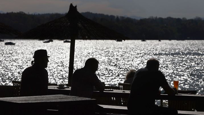 27.10.2022, Bayern, Inning: Menschen genießen in einem herbstlichen Biergarten in Stegen am Ammersee den Sonnenschein und die milden Temperaturen. Foto: Karl-Josef Hildenbrand/dpa +++ dpa-Bildfunk +++