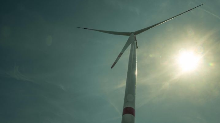 IMAGO Creative: 2022 Favoriten IMAGO Creative: Klimawandel - Klimabewusst environment industry energy wind powe Bottom up view of Single wind turbine against sky and bright sunlight Kreuzau Thum Nordrhein-Westfalen Deutschland