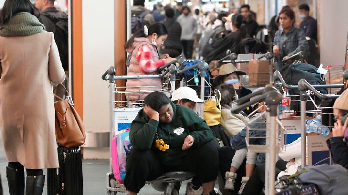 News Bilder des Tages 221220 -- RICHMOND CANADA, Dec. 20, 2022 -- People sit on trolleys at Vancouver International Airport in Richmond, British Columbia, Canada, on Dec. 20, 2022. Thousands of travelers were stuck at the Vancouver International Airport on Tuesday as many flights were cancelled or delayed due to the snowstorm. Photo by /Xinhua CANADA-VANCOUVER INTERNATIONAL AIRPORT-SNOWSTORM-STRANDED PASSENGERS LiangxSen PUBLICATIONxNOTxINxCHN