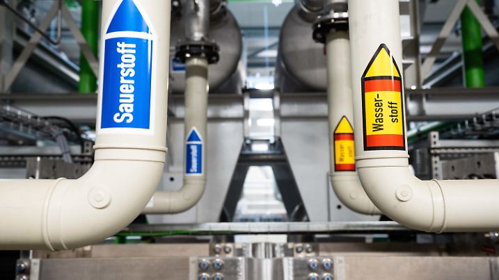 ARCHIV - 14.09.2022, Bayern, Wunsiedel: Auf Rohren einer Wasserstofferzeugungsanlage ist ein Aufkleber mit der Aufschrift «Wasserstoff» angebracht. (Zu dpa: «Bayern lehnt Pläne für neue Wasserstoffnetzgesellschaft ab») Foto: Nicolas Armer/dpa +++ dpa-Bildfunk +++