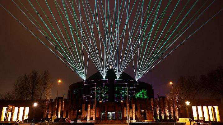 DÃ_sseldorf 16.12.2021 Die Kunstausstellung âElectroâ im DÃ_sseldorfer Museum Kunstpalast prÃ_sentiert eine groÃe Ausstellung zum Thema elektronische Musik. Das Museum stellt die Ã_ber 100-jÃ_hrige Geschichte der elektronischen Musik und ihrer Verbindungen zur Kunst dar. Die spektakulÃ_re Inszenierung des Gesamtwerks der DÃ_sseldorfer Band Kraftwerk bildet einen Höhepunkt der Ausstellung im Kunstpalast. TÃ_glich wird nach Einbruch der Dunkelheit eine spektakulÃ_re Lichtinstallation mit der Musik von Kraftwerk auf das GebÃ_ude der Tonhalle projiziert wird. Foto: Norbert Schmidt,DÃ_sseldorf