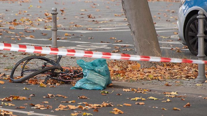 31.10.2022, Berlin: Ein zerstörtes Fahrrad liegt auf der Bundesallee in Berlin-Wilmersdorf. Drei Tage nach dem Unfall mit einem Betonmischer in Berlin ist die lebensgefährlich verletzte Radfahrerin für hirntot erklärt worden. Die 44-Jährige war am vergangenen Montag in der Bundesallee in Berlin-Wilmersdorf von dem Lastwagen erfasst und überrollt worden. Der Unfall hat für bundesweites Aufsehen und Diskussionen gesorgt. Denn ein Spezialfahrzeug, das helfen sollte, die Verletzte unter dem Lkw zu befreien, stand nach Angaben der Feuerwehr in einem Stau auf der Stadtautobahn. Dieser soll durch eine Aktion der Klima-Protestgruppe «Letzte Generation» ausgelöst worden sein. Foto: Paul Zinken/dpa +++ dpa-Bildfunk +++