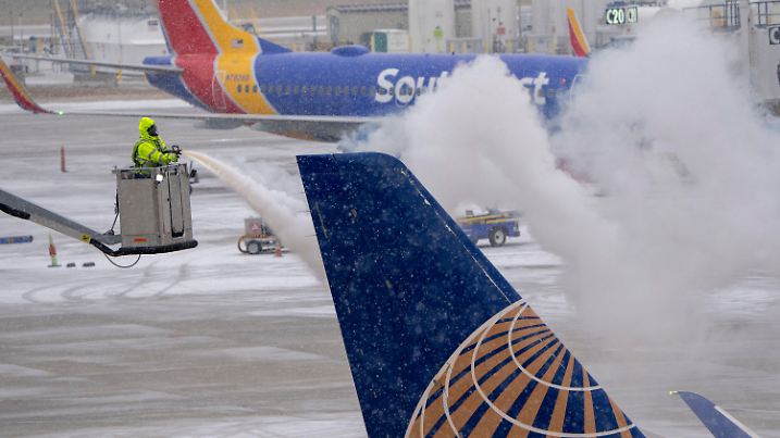 22.12.2022, USA, Milwaukee: Ein Flugzeug von United Express wird auf dem Mitchell Airport in Milwaukee enteist. Ein arktisches Sturmtief bringt über die Weihnachtstage drastische Temperaturstürze und extreme Kälte in die USA. Foto: Mark Hoffman/Milwaukee Journal-Sentinel/AP/dpa +++ dpa-Bildfunk +++
