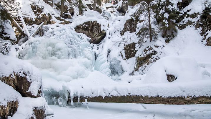 Eislandschaften im Bayerischen Wald 26.02.2018 Bayern, Bodenmais: Komplett vereist durch den derzeitigen Dauerfrost zeigen sich die Risslochwasserfälle unterhalb des Großen Arbers im Bayerischen Wald., Bodenmais Deutschland *** Ice landscapes in the Bavarian Forest 26 02 2018 Bayern Bodenmais Completely iced up by the current permafrost, the crack hole waterfalls below the Großer Arbers in the Bavarian Forest Bodenmais Germany