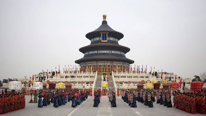 Chinese performers portray an imperial entourage dressed in brilliant clothing during a recreation of the Sacrifice to Heaven ritual on the eve of the Lunar New Year, or Spring Festival, at the Temple of Heaven in Beijing, China, 05 February 2010. The elaborate ritual was performed 682 times by 23 emperors of the Ming and Qing dynasties, which together spanned from 1368 AD to 1911 AD. The first Sacrifice to Heaven ritual began in the year 1420 AD when the Temple of Heaven was completed. The practice was meant to usher in wealth and security for the emperor (the Son of Heaven) and his nation. China's Lunar New Year in 2010 commences on the February 14th - the first day of the Year of the tiger. EPA/DIEGO AZUBEL  +++(c) dpa - Bildfunk+++