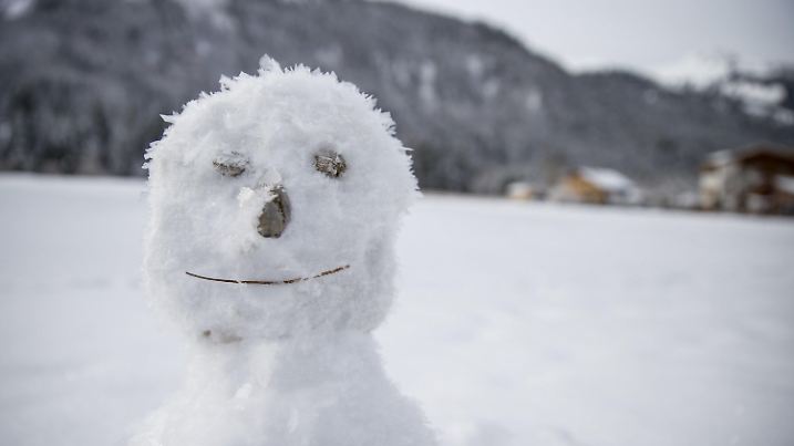 dpatopbilder - 27.12.2020, Bayern, Oberstdorf: Ein kleiner Schneemann steht am Wegesrand. Foto: Daniel Karmann/dpa +++ dpa-Bildfunk +++