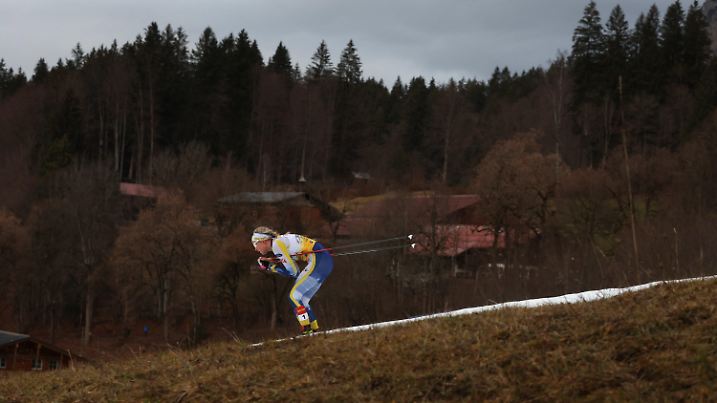 dpatopbilder - 04.01.2023, Bayern, Oberstdorf: Ski nordisch/Langlauf: Weltcup, Tour de Ski, 20 km Verfolgung, Freistil, Damen. Frida Karlsson aus Schweden auf der Strecke. Sie gewann den Wettkampf. Foto: Karl-Josef Hildenbrand/dpa +++ dpa-Bildfunk +++