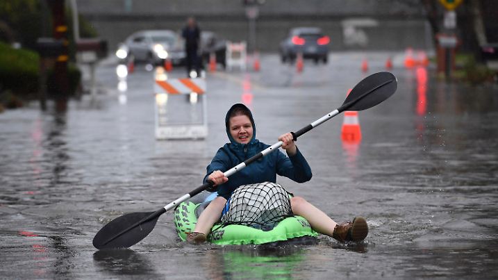 31.12.2022, USA, Pleasant Hill: Die Krankenschwester Katie Leonard benutzt ein Kajak, um eine Frau zu versorgen, die auf dem Astrid Drive mit ihrem Fahrzeug im Hochwasser steckengeblieben ist. Foto: Jose Carlos Fajardo/Bay Area News Group/AP/dpa +++ dpa-Bildfunk +++
