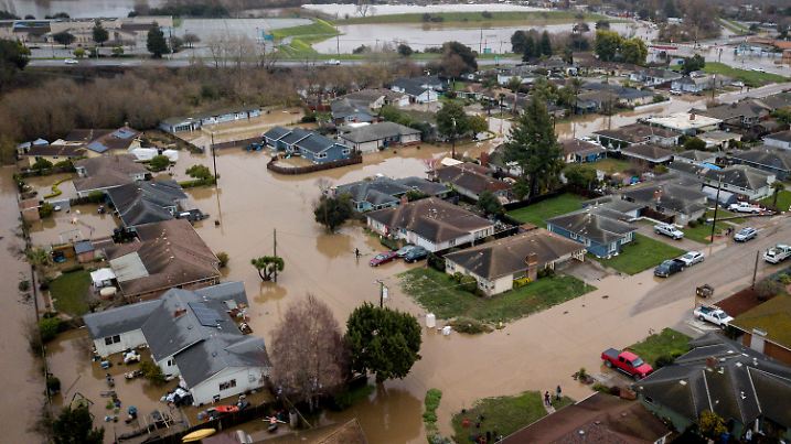 09.01.2023, USA, Watsonville: Blick auf eine überschwemmte Region nach starken Regenfällen während eines Wintersturms. Die seit Ende Dezember anhaltenden Winterstürme im US-Staat Kalifornien haben mehreren Menschen das Leben gekostet. Foto: Brontë Wittpenn/San Francisco Chronicle/AP/dpa +++ dpa-Bildfunk +++