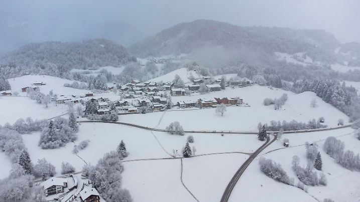 Winterintermezzo in den Alpen. Viele Einheimische und Touristen warten seit Mitte Dezember auf Schnee. Schnee, welcher in den Skigebieten dringend benötigt wird. Dieser ist seit den Nachtstunden reichlich gefallen und verbesserte die Wintersportbedingungen am Dienstag deutlich. Selbst im schneearmen Oberstdorf sind 10 cm Nassschnee gefallen wenigstens etwas. Drohnenaufnahmen zeigen das tiefwinterliche Oberstdorf. Auch der Winterdienst musste seit langem wieder ausrücken. Dennoch fehlt in den meisten Skigebieten der Schnee. 10-20 cm Naturschnee quasi ein Tropfen auf dem heißen Stein. Nur oberhalb von 1000 Höhenmetern sind bis zu 40 cm Neuschnee gefallen. Ein Segen für die Wintersportgebiete. So herrschte am Lift in Grasgehren guter Betrieb, wenn auch noch keine Massen an Touristen vor Ort waren. Viele Touristen nutzten die Gelegenheit die idealen Wintersportbedingungen zu testen. Anstatt Kunstschnee nun eine Naturschneepiste. Skifahrer beschreiben es mit: Gestern null, heute traumhaft und spitzenmäßig. Rolf Burth freut sich besonders über den Schnee. Gestern war es nicht so schön, regnerisch. Aber heute Nacht hat es endlich geschneit und jetzt können wir endlich wieder Wintersport machen. Leider wird dies alles nur ein Intermezzo sein. Ab morgen wird es wieder wärmer und regnerischer. Im Tiefland droht sogar ein Hochwasser. Nur in den höchsten Lagen der Westalpen wird es viel Neuschnee geben, vielleicht sogar zu viel.