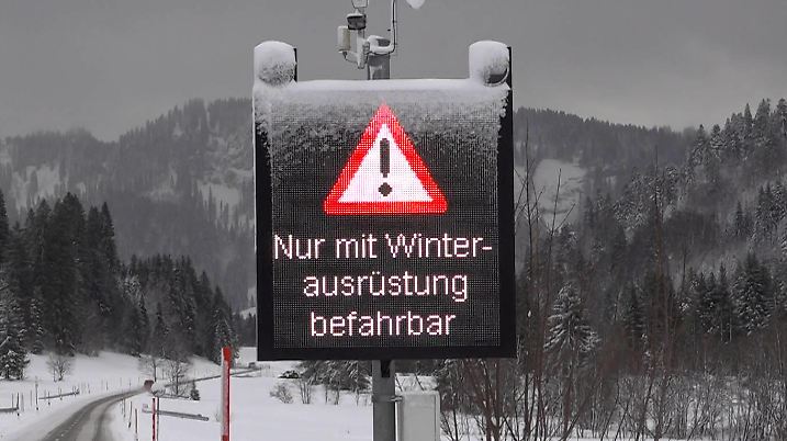 Winterintermezzo in den Alpen. Viele Einheimische und Touristen warten seit Mitte Dezember auf Schnee. Schnee, welcher in den Skigebieten dringend benötigt wird. Dieser ist seit den Nachtstunden reichlich gefallen und verbesserte die Wintersportbedingungen am Dienstag deutlich. Selbst im schneearmen Oberstdorf sind 10 cm Nassschnee gefallen Ð wenigstens etwas. Drohnenaufnahmen zeigen das tiefwinterliche Oberstdorf. Auch der Winterdienst musste seit langem wieder ausrücken. Dennoch fehlt in den meisten Skigebieten der Schnee. 10-20 cm Naturschnee Ð quasi ein Tropfen auf dem heißen Stein. Nur oberhalb von 1000 Höhenmetern sind bis zu 40 cm Neuschnee gefallen. Ein Segen für die Wintersportgebiete. So herrschte am Lift in Grasgehren guter Betri