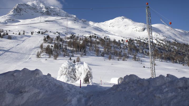 Eine Eis-Stupa und die Testanlage zur Gletscherbeschneiung, aufgenommen am Donnerstag, 11. November 2021, in Pontresina. Ein Team um den Glaziologen Felix Keller testet derzeit bei der Talstation der Diavolezza ein Schneiseil und eine neuartige Technik fuer die Anlegung einer Eisstupa aus. Mit dem Schneiseil soll es moeglich werden, den Morteratsch Gletscher zu beschneien und so vor der Schmelze zu bewahren. Die Eisstupa dient der Speicherung von Schmelzwasser. (KEYSTONE/Gian Ehrenzeller)