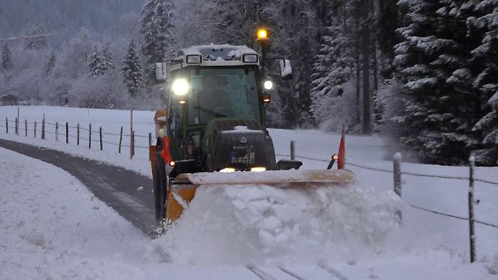 Winterintermezzo in den Alpen. Viele Einheimische und Touristen warten seit Mitte Dezember auf Schnee. Schnee, welcher in den Skigebieten dringend bentigt wird. Dieser ist seit den Nachtstunden reichlich gefallen und verbesserte die Wintersportbedingungen am Dienstag deutlich. Selbst im schneearmen Oberstdorf sind 10 cm Nassschnee gefallen Ð wenigstens etwas. Drohnenaufnahmen zeigen das tiefwinterliche Oberstdorf. Auch der Winterdienst musste seit langem wieder ausrcken. Dennoch fehlt in den meisten Skigebieten der Schnee. 10-20 cm Naturschnee Ð quasi ein Tropfen auf dem hei§en Stein. Nur oberhalb von 1000 Hhenmetern sind bis zu 40 cm Neuschnee gefallen. Ein Segen fr die Wintersportgebiete. So herrschte am Lift in Grasgehren guter Betrieb, wenn auch noch keine Massen an Touristen vor Ort waren. Viele Touristen nutzten die Gelegenheit die idealen Wintersportbedingungen zu testen. Anstatt Kunstschnee nun eine Naturschneepiste. Skifahrer beschreiben es mit: ãGestern null, heute traumhaft und spitzenm§igÒ. Rolf Burth freut sich besonders ber den Schnee. ãGestern war es nicht so schn, regnerisch. Aber heute Nacht hat es endlich geschneit und jetzt knnen wir endlich wieder Wintersport machen.Ò Leider wird dies alles nur ein Intermezzo sein. Ab morgen wird es wieder wrmer und regnerischer. Im Tiefland droht sogar ein Hochwasser. Nur in den hchsten Lagen der Westalpen wird es viel Neuschnee geben, vielleicht sogar zu viel.