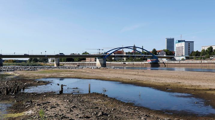  Niedrigwasser an der Oder Frankfurt/Oder, 24.07.2022 - Blick vom polnischen Slubice auf die Stadt Frankfurt Oder in Brandenburg.Niedrige Pegelstaende der Oder legen derzeit große Sandbaenke frei. Frankfurt/Oder Brandenburg Deutschland *** Low water on the Oder River Frankfurt Oder, 24 07 2022 View from Slubice, Poland, to the city of Frankfurt Oder in Brandenburg Low levels of the Oder River currently expose large sandbars Frankfurt Oder Brandenburg Germany