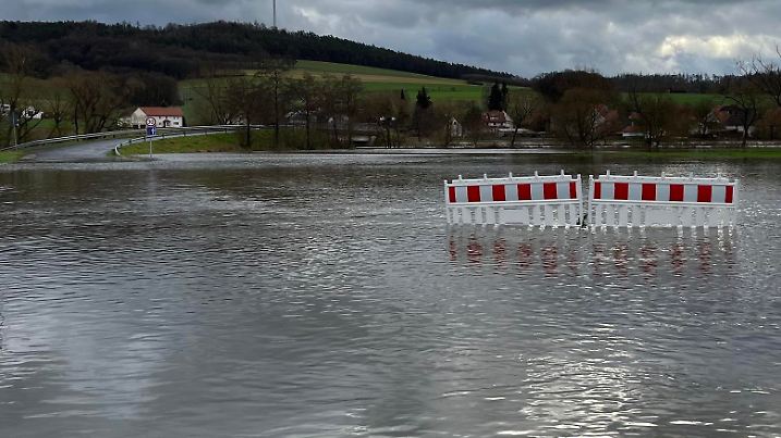 Fulda bei Niederaula über die Ufer getreten - Wiesen bereits komplett überschwemmt, Straßen gesperrt / 130123