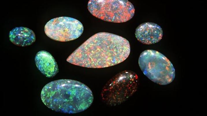 Geschliffene Opale aus Australien (z.T. in Cabochon-Schliff) in verschiedenen Farben. (undatiert)