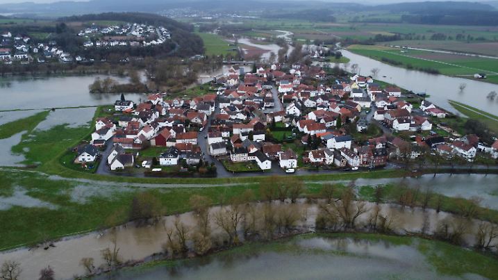 16.01.2023, Hessen, Roth Bei Marburg: Die Lahn ist über ihre Ufer getreten und Roth in der Gemeinde Weimar (Marburg-Biedenkopf) ist von Wasser umgeben. Die Hochwasserlage an der Lahn hat sich leicht entspannt, neue Regenfälle könnten aber zu weiteren Überflutungen führen. Foto: Nadine Weigel/Nadine Weigel/dpa/dpa +++ dpa-Bildfunk +++