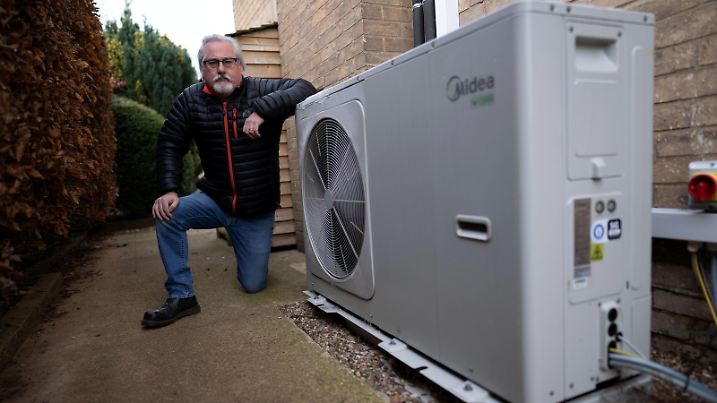 SONDERKONDITIONEN: Satzpreis!
Steve Manson, 58, of Grantham, speaks about the cost of powering his £25,000 air source heat pump. See SWNS story SWNApump. A man is facing a staggering £7,000 energy bill, after replacing heat system with £25,000 government backed 'green' heating system. The government is currently providing grants for up to £5,000 to home owners who remove a gas central heating and hot water system and replace it with a heat pump - but the new system has left many UK homeowners in the cold. Steve Mason, 58, spent thousands on his brand new system and has seen his bills rocket despite his thermostat being set at a mere 17 degrees. Based on the same technology as refrigerators, the air pump pulls heat out from outside air and into the house, and can be run on renewably generated electricity - making them carbon neutral. / action press