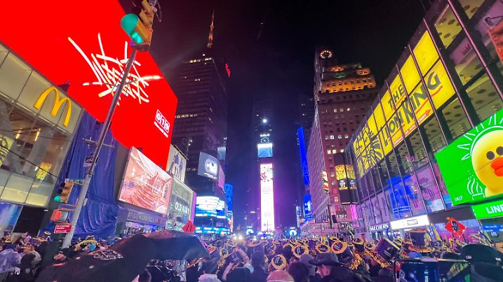 December 31, 2022, New York, New York, United States: Revelers wait for the ball drop during New Year's Eve celebrations in Times Square on December 31, 2022 in New York City. (Credit Image: © Ryan Rahman/Pacific Press via ZUMA Press Wire) / action press