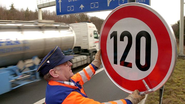 ARCHIV - Ein Verkehrsschild mit der zulässigen Höchstgeschwindigkeit von 120 Stundenkilometern montiert Streckenwart Walter Stamm an der Bundesautobahn 2 bei Hannover (Archivfoto vom 28.1.2002). Ein Tempolimit 120 auf allen Autobahnen wäre aus Sicht des Umweltbundesamtes (UBA) ein wichtiger Beitrag für den Klimaschutz. «Bei einer Höchstgeschwindigkeit von 120 Kilometern pro Stunde lässt sich der Kohlendioxid-Ausstoß um 10 bis 30 Prozent reduzieren», sagte UBA-Präsident Troge der «Berliner Zeitung» am Donnerstag (28.12.2006). Foto:  Holger Hollemann  dpa  (zu dpa 4305 vom 28.12.2006) +++(c) dpa - Bildfunk+++