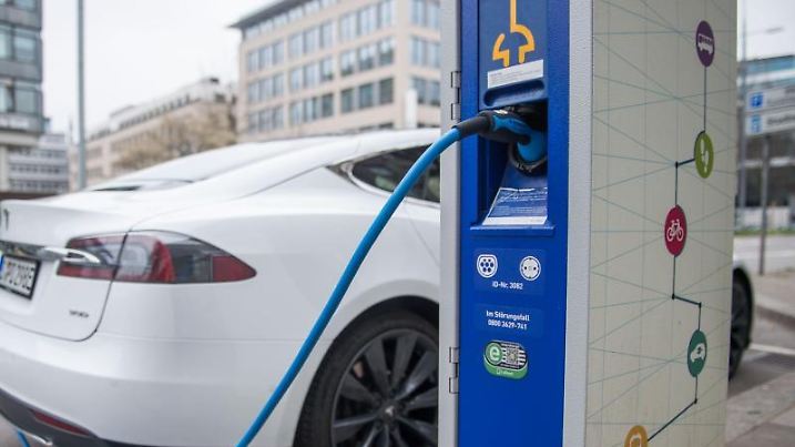 Drei Millionen Teslas ähnlicher Effekt wie Tempolimit.