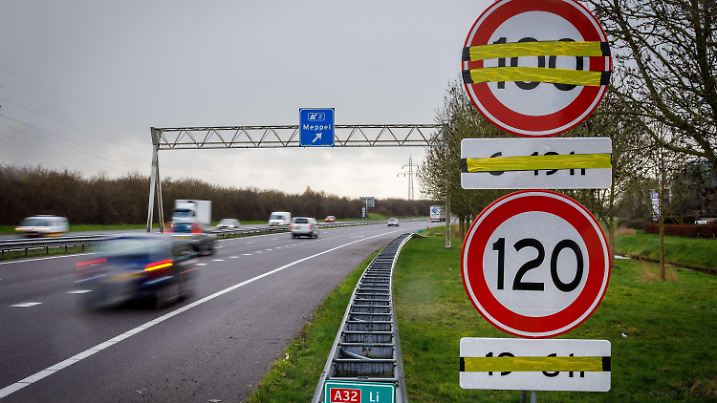 ARCHIV - 19.02.2020, Niederlande, Meppel: Ein Verkehrsschild mit Tempo 100 ist an einer Autobahn in Meppel über einem Schild mit dem Tempolimit 120 angebracht, aber noch überklebt. Im Kampf gegen gefährliche Stickoxide beginnen die Niederlande mit der Einführung von Tempo 100 auf Autobahnen. (Zu dpa: «Niederlande fangen mit Tempo 100 auf Autobahnen an») Foto: "wilbert Bijzitter"/ANP/dpa +++ dpa-Bildfunk +++