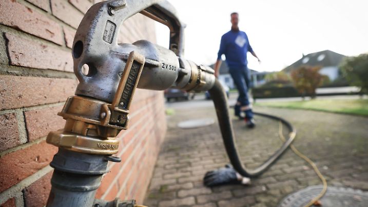 ARCHIV - 09.11.2021, Schleswig-Holstein, Itzehoe: Ein Mitarbeiter eines Diesel- und Heizöl-Unternehmens geht zur Zapfpistole an einem Füllstutzen für die Heizöllieferung an einen Kunden in einem Einfamilienhaus. Die Ampel-Fraktionen im Bundestag haben sich auf Entlastungen auch für Menschen geeinigt, die zum Beispiel mit Öl oder Pellets heizen. (zu dpa «Entlastungen nun auch für Verbraucher mit Öl- und Pelletheizungen») Foto: Christian Charisius/dpa +++ dpa-Bildfunk +++