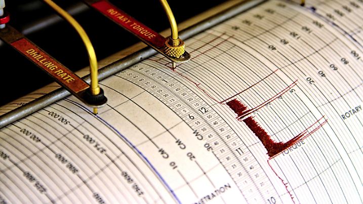 Two pen seismograph for drilling operation PUBLICATIONxINxGERxSUIxAUTxONLY Copyright: xshamtorx Panthermedia09216582  