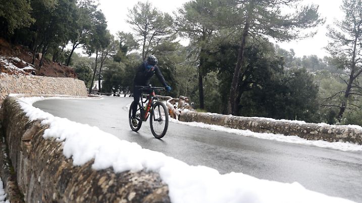 23.01.2023, Spanien, Mallorca: Geräumte Straßen in der Serra de Tramuntana. Die Strecken, die bisher wegen der Schneefälle auf Mallorca gesperrt waren, sind bereits wieder vollständig geöffnet, so der letzte Stand der Inseldirektion für Straßenwesen. Foto: Isaac Buj/EUROPA PRESS/dpa +++ dpa-Bildfunk +++