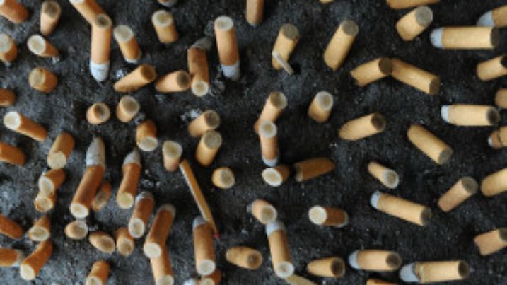 ARCHIV - Zigarettenstummel stecken am 08.09.2010 in Weinsberg (Landkreis Heilbronn) in einem mit Sand gefüllten Aschenbecher. Die schwarz-gelbe Koalition will die Tabaksteuer erneut erhöhen und dafür die Wirtschaft bei der Ökosteuer entlasten. Eine Spitzenrunde im Kanzleramt verständigte sich am Sonntag darauf, dass der milliardenschwere Ökosteuer-Rabatt für Industriebetriebe nicht so stark gestrichen werden soll wie im Sparpaket geplant. Foto: Marijan Murat dpa/lsw (zu dpa 0038 vom 25.10.2010)  +++(c) dpa - Bildfunk+++
