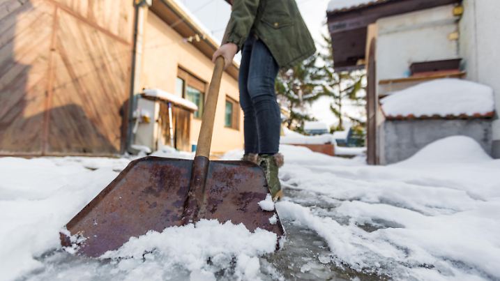 Schnee schippen gehört im Winter dazu - bisher werden wir davon verschont.