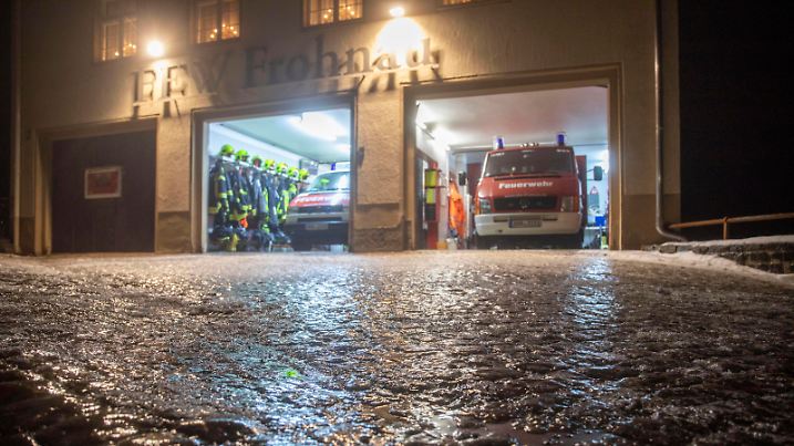 Tief Franziska ist mit seiner Eisregenfront abgezogen, sorgt aber noch immer für chaotische Zustände in Sachsen. Vor allem der Erzgebirgskreis ist von massiver Glätte betroffen. In der Bergstadt Annaberg-Buchholz ging vielerorts nicht mehr viel. Die Gehwege spiegelglatt, Straßen kaum passierbar. Um nicht hinzufallen, nutzen viele Menschen anstatt des Gehweges die Straße. Auf dem Kopfsteinpflaster gibt es kein Halten mehr. Steigungen sind überhaupt nicht passierbar. Menschen stützen sich gegenseitig um nicht hinzufallen. Das Gassigang am Abend war mehr als gewagt. Der städtische Bauhof war bis weit in die Nachtstunden im Dauereinsatz. Salz linderte etwas die Glätte, vielerorts war der Eispanzer auf Gehwegen und Straßen aber zu star
