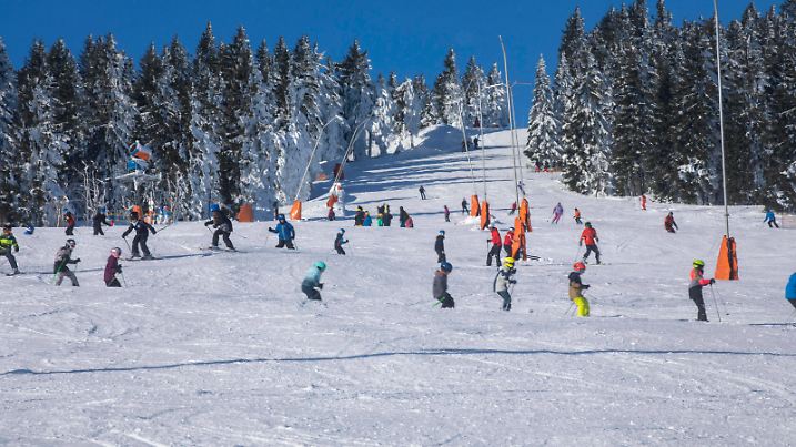Die Wintersportsaison startete in Oberwiesenthal am Mittwoch erneut in die Saison. Nachdem es über einen Monat ungewöhnlich mild gewesen ist, brachte ein Schneetief und jede Menge Kunstschnee ausreichend Schnee für das Skigenbiet. Somit konnte trotz Nebel die Skihänge am Fichtelberg präpariert werden. Das bedeutete einen Ansturm zahlreicher Skifahrer am Mittwoch. Vor allem die Skischule war auf den Pisten aktiv. Wer mit dem Lift auf dem Berg fuhr startete im Nebel und landete im Sonnenschein. Skifahrer berichten von perfekten Pistenbedingungen on tape. Die Skisaison kann nun richtig durchstarten Oberwiesenthal Sachsen Deutschland *** The winter sports season started again in Oberwiesenthal on Wednesday After it has been unusually mi
