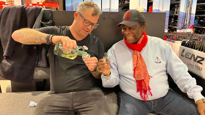13.01.2023 Hauser-Kaibling, Haus im Ennstal, Steiermark, Österreich Darauf einen Tropfen Zirbelschnaps: Sporthändler David Frühwirth und Roberto Blanco - Luzandra Blanco, Ehefrau von Entertainer Legende Roberto Blanco will Skifahren lernen. Keine leichte Aufgabe für die Kubanerin und auch für Skilehrer Gerd Habermüller. Und auch Roberto Blanco, der sich als schwarzer Blitz und König des Apres-ski bezeichnet, hat ständig Ratschläge parat und ist der eigentliche Skilehrer. Zumindest die richtigen Moves kennt der Schlagerstar. *** 13 01 2023 Hauser Kaibling, Haus im Ennstal, Styria, Austria On it a drop of Zirbelschnaps Sports dealer David Frühwirth and Roberto Blanco Luzandra Blanco, wife of entertainer legend Roberto Blanco wants