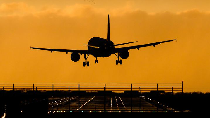 ARCHIV - 18.02.2022, Niedersachsen, Hannover: Ein Flugzeug landet am Flughafen Hannover. Auf  großen Flächen an der nördlichen Start- und Landebahn könnten Photovoltaik-Anlagen entstehen. Der Flughafen Hannover-Langenhagen will seine Klimaschutz-Anstrengungen in den nächsten Jahren deutlich ausbauen und setzt dabei auch auf große Solaranlagen auf dem Gelände. (zu dpa: «Solarfeld an der Startbahn: Airport Hannover geht Ökostromprojekt an») Foto: Julian Stratenschulte/dpa +++ dpa-Bildfunk +++