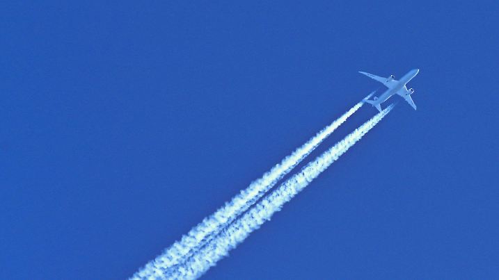 ARCHIV - 03.03.2021, Brandenburg, Neuzelle: Am blauen Himmel fliegt ein Flugzeug und hinterlässt Kondensstreifen. Aus dem Verkauf von Kohlendioxid-Verschmutzungsrechten sind Deutschland 2022 rund 13,2 Milliarden Euro zugeflossen - so viel wie noch nie. (zu dpa: "Emissionshandel 2022 bringt 13,2 Milliarden Euro für Klimafonds") Foto: Patrick Pleul/dpa +++ dpa-Bildfunk +++