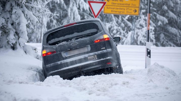 Sturmtief Nicolas beendet am Montag das ruhige und neblige Winterwetter. Mit seinem Sturmfeld erfasste es Deutschland in den Morgenstunden. Auf dem Fichtelberg gab es Böen bis Tempo 100 km/h. Ein Schneesturm fegte über das Plateau hinweg. Auch Autofahrer hatten mit Schneeverwehungen und Sturm zu kämpfen. Mitarbeiter der FSB erwischte es bei Arbeiten am Lift Himmelsleiter eiskalt. Im Sturm und bei gefühlten  18 °C mussten die Mitarbeiter den Schlepplift in Gang setzen. Egal ob Bob oder Skier  Dinge mussten gesichert werden, damit sie nicht wegfliegen und auch mancher Frostschutz hielt auf den Fahrzeugen nicht stand. Mit dem Sturm folgen Schneefälle. Ein PKW Fahrer landete auf der Fichtelbergauffahrt im Straßengraben. Der 4er Sessellift stellte sein Betrieb auf Grund des Sturmes ein. 
