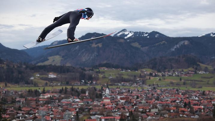 29.12.2022, Bayern, Oberstdorf: Ski nordisch/Skispringen, Weltcup, Vierschanzentournee, Großschanze, Herren, Probedurchgang. Andreas Wellinger aus Deutschland in Aktion. (zu dpa: «Granerud siegt bei Tournee-Auftakt - Geiger auf Rang vier») Foto: Daniel Karmann/dpa +++ dpa-Bildfunk +++