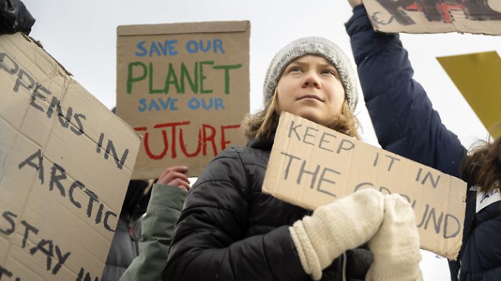 20.01.2023, Schweiz, Davos: Greta Thunberg, Klimaaktivistin aus Schweden, hält ein Plakat mit der Aufschrift «Keep it in the ground» während einer «Friday for Future Climate Strike»-Demonstration am Rande des 53. Weltwirtschaftsforums (WEF). Das jährliche Treffen des Weltwirtschaftsforums findet vom 16. Januar bis 20. Januar 2023 in Davos statt. Foto: Laurent Gillieron/KEYSTONE/dpa +++ dpa-Bildfunk +++