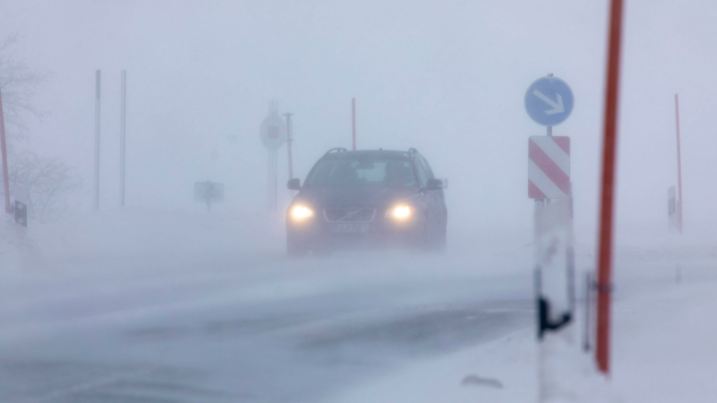 Sturmtief Nicolas beendet am Montag das ruhige und neblige Winterwetter. Mit seinem Sturmfeld erfasste es Deutschland in den Morgenstunden. Auf dem Fichtelberg gab es Böen bis Tempo 100 km/h. Ein Schneesturm fegte über das Plateau hinweg. Auch Autofahrer hatten mit Schneeverwehungen und Sturm zu kämpfen. Mitarbeiter der FSB erwischte es bei Arbeiten am Lift Himmelsleiter eiskalt. Im Sturm und bei gefühlten 18 ÂC mussten die Mitarbeiter den Schlepplift in Gang setzen. Egal ob Bob oder Skier Dinge mussten gesichert werden, damit sie nicht wegfliegen und auch mancher Frostschutz hielt auf den Fahrzeugen nicht stand. Mit dem Sturm folgen Schneefälle. Ein PKW Fahrer landete auf der Fichtelbergauffahrt im Straßengraben. Der 4er Ses