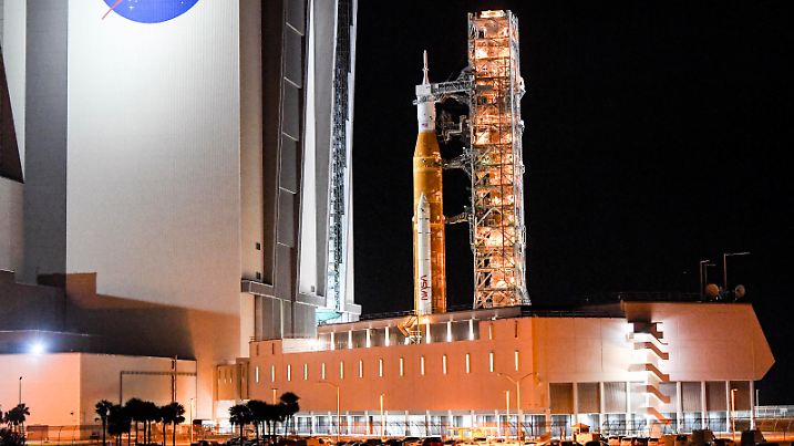 News Themen der Woche KW44 News Bilder des Tages News: Artemis I rollout Nov 4, 2022 Kennedy Space Center, FL, USA NASAs Space Launch System rocket Artemis I rolls out from the Vehicle Assembly Building at Kennedy Space Center, FL early Friday morning, November 4, 2022. The vehicle is headed for Pad 39B in preparation for its launch to the moon. Kennedy Space Center FL USA, EDITORIAL USE ONLY PUBLICATIONxINxGERxSUIxAUTxONLY Copyright: xCraigxBaileyx 20221104_ajw_usa_010