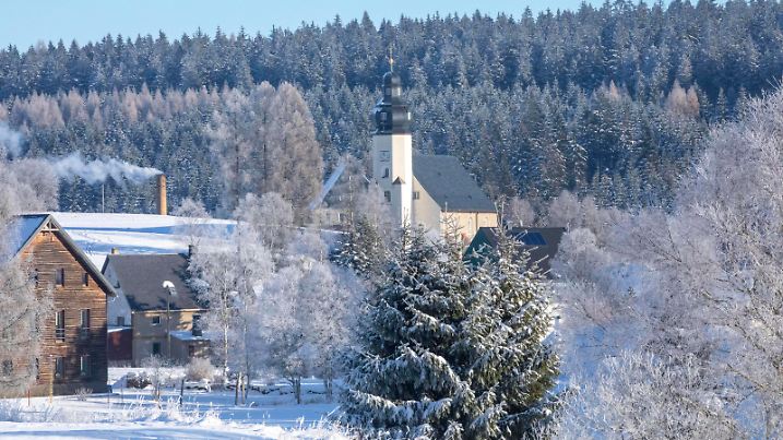 Die kälteste Nacht des diesjährigen Winters stand in der Nach von Samstag auf Sonntag an. Mit 23 C war es im erzgebirgischen Marienberg-Kühnhaide am Kältesten. Das Dorf im Erzgebirge ist in einem Talkessel gelegen und misst oftmals sehr tiefe Temperaturen. Am Boden war es sogar noch kälter. 27,5 C wurden knapp über dem Erdboden gemessen. Große Eiszapfen, dampfende Schornsteine fand man im Ort. Der Bach in Kühnhaide fast komplett zugefroren. Holz zum Feuern ist der wichtigste Brennstoff im Ort, denn alles andere ist bei den Energiepreisen fast unbezahlbar. Belohnt wurden die Menschen aber mit traumhaftem Winterwetter. Die Kälte verschwindet jedoch, nächste Woche werden im Tiefland bis zu 14 C vorhergesagt. https://wet